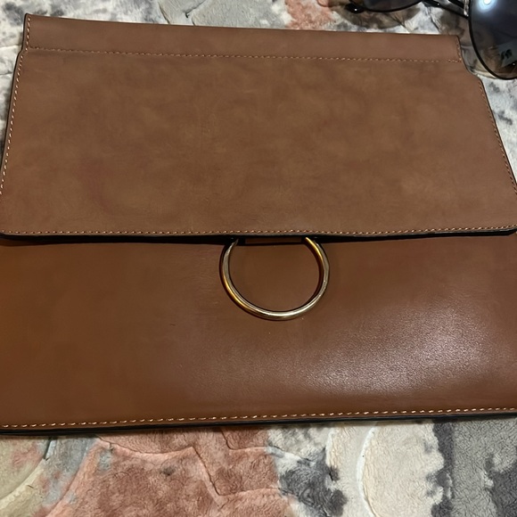 Beautiful Clutch - Picture 2 of 10